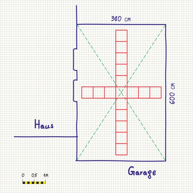 I contorni della terrazza del garage con la casa adiacente sono disegnati su carta millimetrata come uno schizzo.