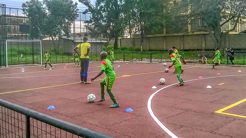 Un campo da calcio per la formazione professionale di giovani di talento in Kenya è stato creato utilizzando le lastre per giocare a palla Pro di WARCO. I ragazzi giocano a calcio con grande entusiasmo.
