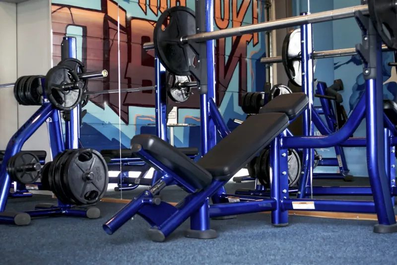 Fitnessmatten dämpfen Geräusche, schützen den Boden und bieten sicheren Halt im Crossfit-Studio.