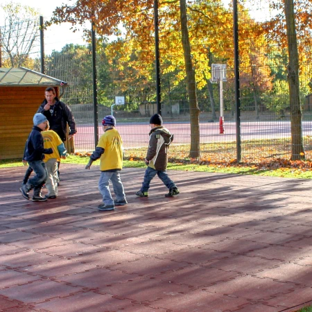 Il campo sportivo della scuola, dotato di lastre sportive rossi di WARCO che garantiscono la protezione in caso di caduta.