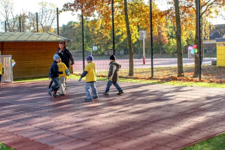 Il campo sportivo della scuola, dotato di lastre sportive rossi di WARCO che garantiscono la protezione in caso di caduta.