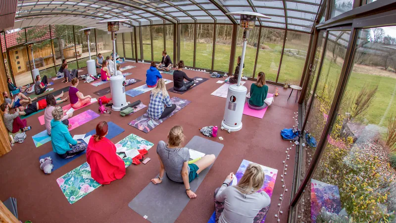 Outdoor Fitnessmatten bieten eine weiche, komfortable und rutschfeste Oberfläche, ideal für Yoga oder ähnliche Fitnessübungen.