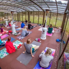 Outdoor Fitnessmatten bieten eine weiche, komfortable und rutschfeste Oberfläche, ideal für Yoga oder ähnliche Fitnessübungen.