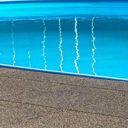 Le piastrelle elastiche WARCO resistenti alle intemperie e al gelo per la progettazione di piscine all’aperto.