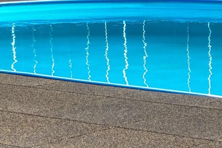 Le piastrelle elastiche WARCO resistenti alle intemperie e al gelo per la progettazione di piscine all’aperto.