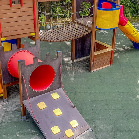 I tappeti e le lastre antitrauma di WARCO offrono una sicurezza certificata in qualsiasi parco giochi pubblico, come richiesto dalla norma EN 1176.