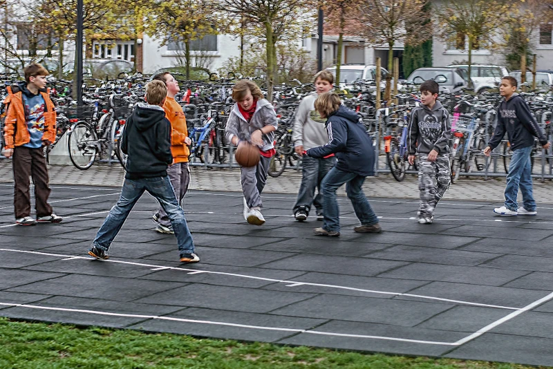 Nel cortile della scuola c'è un campo da basket realizzato con le lastre WARCO, che viene utilizzato attivamente dagli adolescenti durante le pause e dopo la scuola.
