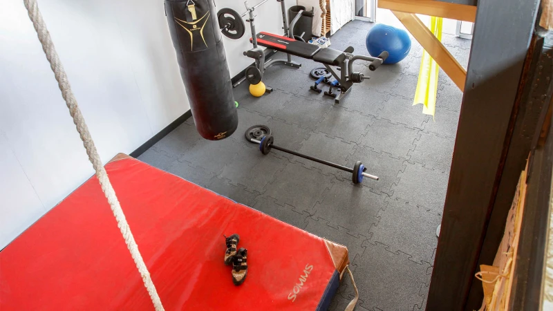 Eine homegym, also ein Raum im Haus, der für das Fitnesstraining genutzt wird, ist eine feine Sache.  Puzzlematten aus Gummigranulat schützen den Boden und isolieren.