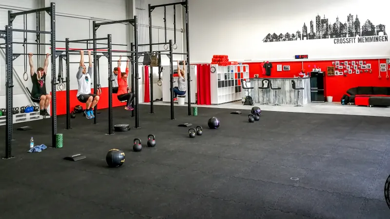 Stabile, geräuschdämpfende Bodenmatten für den Einsatz in Crossfit- und Fitnessbereichen.