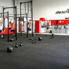 Stabile, geräuschdämpfende Bodenmatten für den Einsatz in Crossfit- und Fitnessbereichen.
