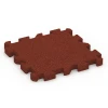 Fallschutz-Puzzlematte von WARCO im Farbdesign Ziegelrot mit den Abmessungen 50 x 50 x 4 cm | 0,25 m². Produktfoto von Artikel 6303 in der Aufsicht von schräg vorne.