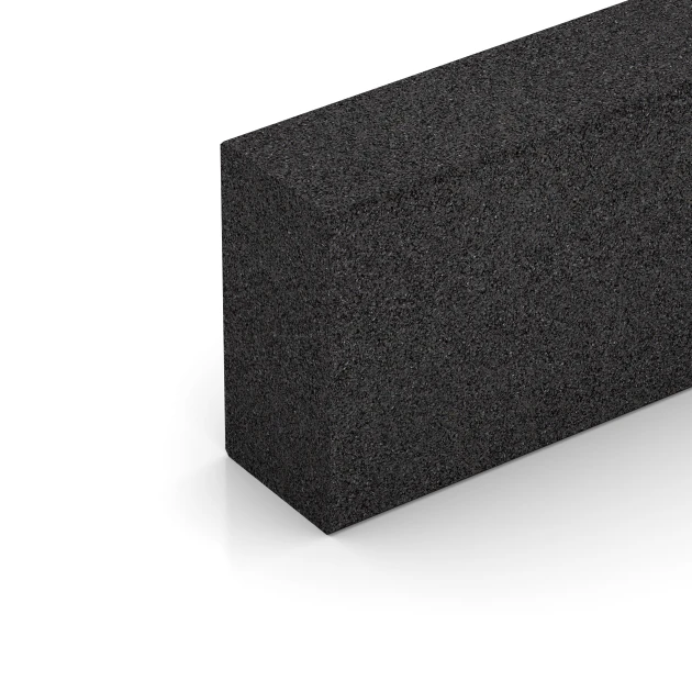Detailaufnahme der Randausprägung von WARCO-Produkt 7028, Gradino in gomma granulare, Format 100 x 30 x 15 cm, Farbe Antracite.