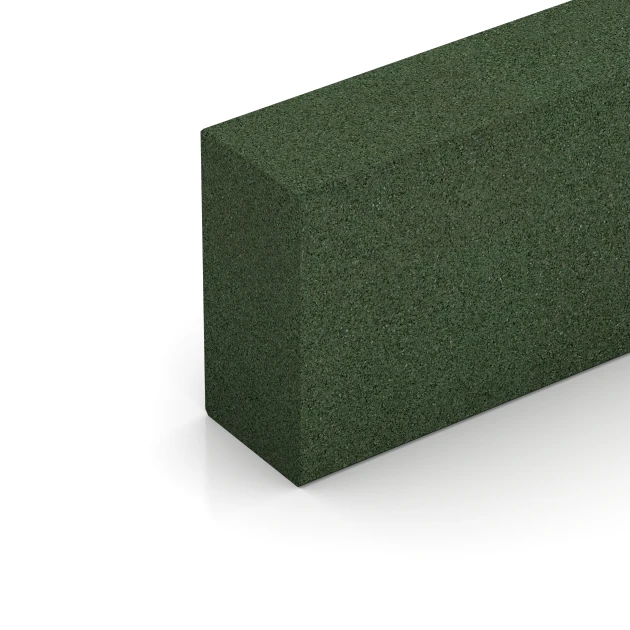 Detailaufnahme der Randausprägung von WARCO-Produkt 7030, Gradino in gomma granulare, Format 100 x 30 x 15 cm, Farbe Verde erba.