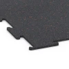 Detailaufnahme der Randausprägung von WARCO-Produkt 6456, Pavimento Fitness Compatto, Format 50 × 50 × 0,8 cm, Farbe Rosso leggermente punteggiato.