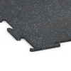 Detailaufnahme der Randausprägung von WARCO-Produkt 6457, Pavimento Fitness Compatto, Format 50 × 50 × 0,8 cm, Farbe Azzurro leggermente punteggiato.