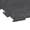 Detailaufnahme der Randausprägung von WARCO-Produkt 6458, Fitnessboden Kompakt, Format 50 × 50 × 0,8 cm, Farbe Leicht Grau Gesprenkelt.
