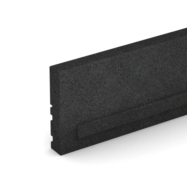Detailaufnahme der Randausprägung von WARCO-Produkt 3784, Gummi-Tiefbord, Format 100 × 5 × 25 cm, Farbe Anthrazit.