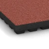 Detailaufnahme der Randausprägung von WARCO-Produkt 6140, Fallschutzplatte – 205 cm, Format 50 x 50 x 7 cm, Farbe Tomatenrot.