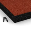 Detailaufnahme der Randausprägung von WARCO-Produkt 6205, Fallschutzplatten, Format 50 x 50 x 8 cm, Farbe Ziegelrot.