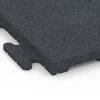 Detailaufnahme der Randausprägung von WARCO-Produkt 7055, Terrassenplatte Linea, Format 50 x 50 x 3 cm | 0,25 m², Farbe Schiefergrau.
