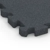 Detailaufnahme der Randausprägung von WARCO-Produkt 6633, Gartenplatte, Format 50 x 50 x 4 cm | 0,25 m², Farbe Schiefergrau.
