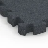 Detailaufnahme der Randausprägung von WARCO-Produkt 6319, Fallschutz-Puzzlematte, Format 50 x 50 x 6 cm | 0,25 m², Farbe Schiefergrau.
