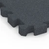 Detailaufnahme der Randausprägung von WARCO-Produkt 6404, Piastrella antitrauma – 190 cm, Format 50 x 50 x 5 cm | 0,25 m², Farbe Grigio ardesia.