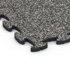 Detailaufnahme der Randausprägung von WARCO-Produkt 6751, Pavimentazione antitrauma, Format 44,6 x 44,6 x 1,8 cm, Farbe Granito grigio scuro.