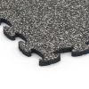 Detailaufnahme der Randausprägung von WARCO-Produkt 6787, Balkon Bodenbelag, Format 44,6 x 44,6 x 1,8 cm, Farbe Dunkelgrauer Granit.