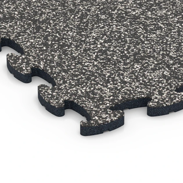 Detailaufnahme der Randausprägung von WARCO-Produkt 6913, Messeboden Klickfliese, Format 44,6 x 44,6 x 1,8 cm, Farbe Dunkelgrauer Granit.
