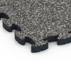 Detailaufnahme der Randausprägung von WARCO-Produkt 6931, Fallschutz Puzzlematte, Format 44,6 x 44,6 × 2,8 cm, Farbe Dunkelgrauer Granit.