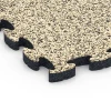 Detailaufnahme der Randausprägung von WARCO-Produkt 6937, Pavimentazione antitrauma puzzle, Format 44,6 x 44,6 × 2,8 cm, Farbe Travertino.