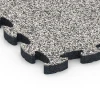 Detailaufnahme der Randausprägung von WARCO-Produkt 6842, Fitness Active pavimento, Format 44,6 x 44,6 × 2,8 cm, Farbe Granito grigio.