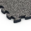 Detailaufnahme der Randausprägung von WARCO-Produkt 6877, Fitness Max Floor System, Format 44,6 x 44,6 × 2,8 cm, Farbe Granito grigio scuro.