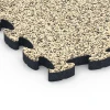 Detailaufnahme der Randausprägung von WARCO-Produkt 6883, Fitness Max Floor System, Format 44,6 x 44,6 × 2,8 cm, Farbe Travertin.
