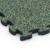 Detailaufnahme der Randausprägung von WARCO-Produkt 6816, Steinteppich Klickfliese, Format 28,9 x 28,9 x 1,8 cm, Farbe Englischer Rasen.