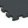 Detailaufnahme der Randausprägung von WARCO-Produkt 6966, Fitness Premium Boden Plus, Format 45,9 x 45,9 x 1,8, Farbe Anthrazit.