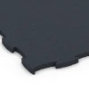 Detailaufnahme der Randausprägung von WARCO-Produkt 6969, Fitness Premium pavimento tecnico, Format 99 x 99 x 2,8 cm, Farbe Antracite.