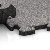Großaufnahme vom Verbindungssystem von WARCO-Boden 4535 - Lastra per marciapiede im Farbdesign Grigio melange. Abmessungen 500 x 500 x 30 mm.