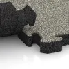 Großaufnahme vom Verbindungssystem von WARCO-Boden 4161 - Ballspielplatte HD im Farbdesign Heller Granit. Abmessungen 500 x 500 x 50 mm.