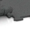 Großaufnahme vom Verbindungssystem von WARCO-Boden 3917 - Tappeto da gioco im Farbdesign Grigio ardesia. Abmessungen 500 x 500 x 18 mm.