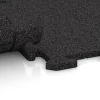 Großaufnahme vom Verbindungssystem von WARCO-Boden 6102 - Pavimento a incastro Indoor im Farbdesign Antracite. Abmessungen 50 x 50 x 1,8 cm | 0,25 m².