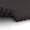 Großaufnahme vom Verbindungssystem von WARCO-Boden 3643 - Tappeto da stalla di lusso im Farbdesign Antracite. Abmessungen 100 × 50 × 5,5 cm.
