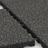 Großaufnahme vom Verbindungssystem von WARCO-Boden 5345 - Fallschutzplatte im Farbdesign Dunkelgrauer Granit. Abmessungen 500 x 500 x 40 mm.