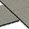 Großaufnahme vom Verbindungssystem von WARCO-Boden 5327 - Fallschutzplatte im Farbdesign Heller Granit. Abmessungen 500 x 500 x 30 mm.