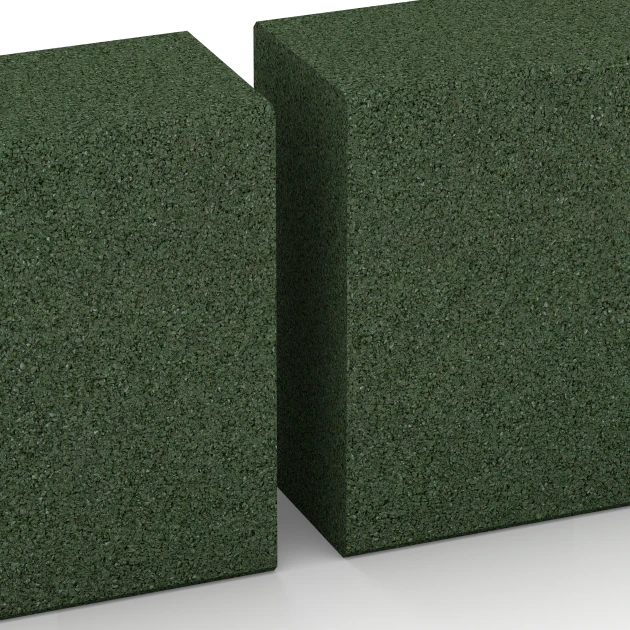 Großaufnahme vom Verbindungssystem von WARCO-Boden 7030 - Blockstufe aus Gummigranulat im Farbdesign Grasgrün. Abmessungen 100 x 30 x 15 cm.
