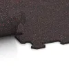 Großaufnahme vom Verbindungssystem von WARCO-Boden 1033 - Treppenbelag im Farbdesign Leicht Rot Gesprenkelt. Abmessungen 970 x 970 x 8 mm | 0,94 m.