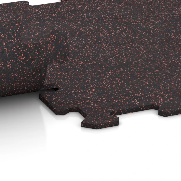 Großaufnahme vom Verbindungssystem von WARCO-Boden 0912 - Pavimento Fitness Compatto im Farbdesign Rosso leggermente punteggiato. Abmessungen 485 x 485 x 8 mm | 0,235 m².