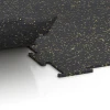 Großaufnahme vom Verbindungssystem von WARCO-Boden 6454 - Pavimento Fitness Compatto im Farbdesign Giallo leggermente punteggiato. Abmessungen 100 × 100 × 0,8 cm.