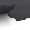 Großaufnahme vom Verbindungssystem von WARCO-Boden 6456 - Fitnessboden Kompakt im Farbdesign Leicht Rot Gesprenkelt. Abmessungen 50 × 50 × 0,8 cm.